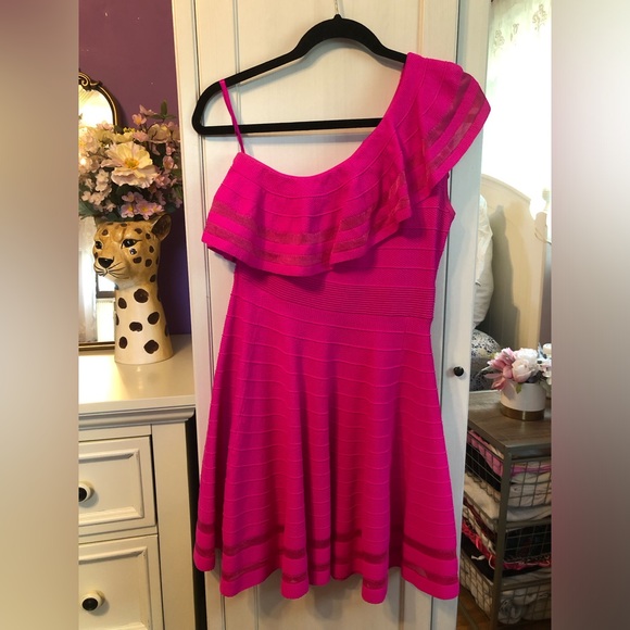 Ted Baker One Shoulder Pink Skater Dress. Size 2. Worn twice. Good condition. - Picture 10 of 11